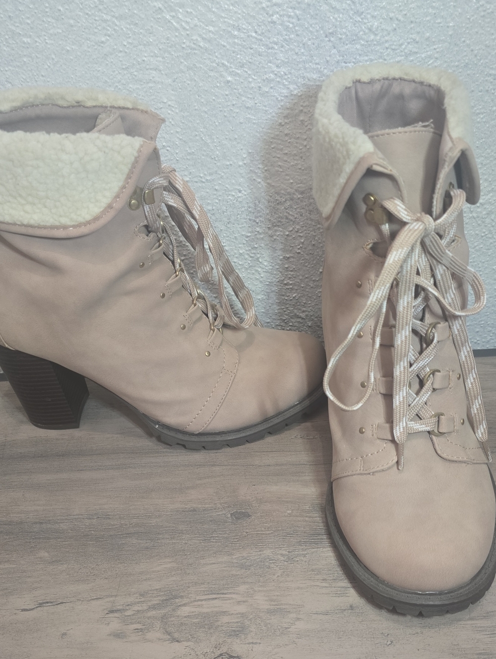 Women’s Lace-Up Shearling Collar Ankle Boots in Light Beige